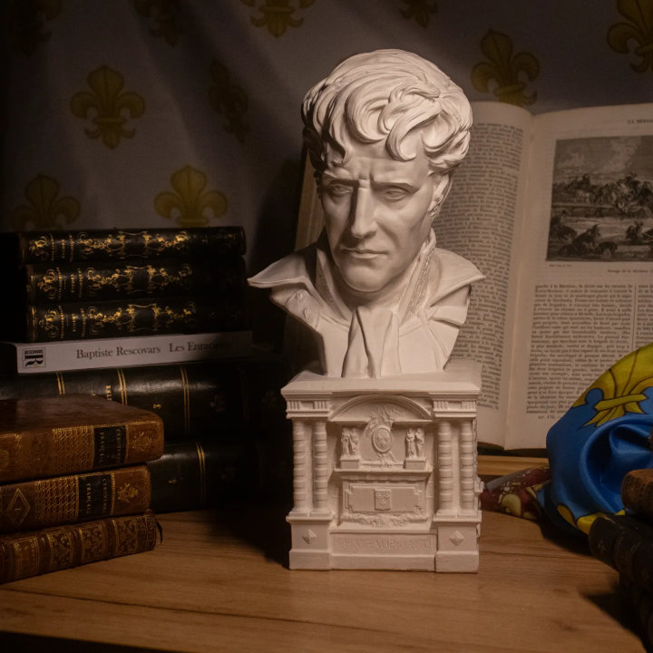 Grand buste Chateaubriand avec socle travaillé – XIXᵉ siècle