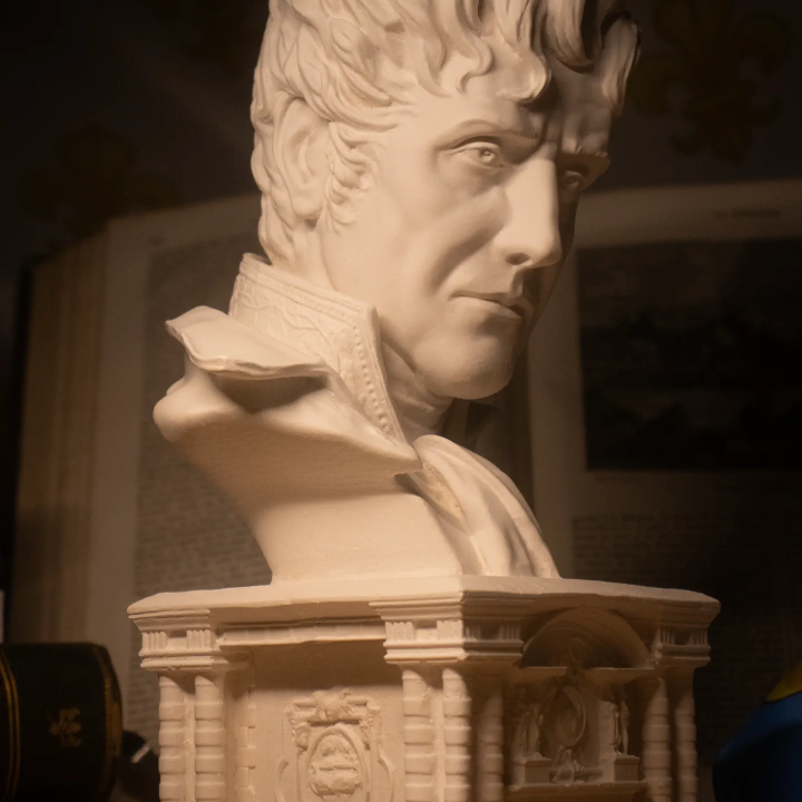 Grand buste Chateaubriand avec socle travaillé – XIXᵉ siècle