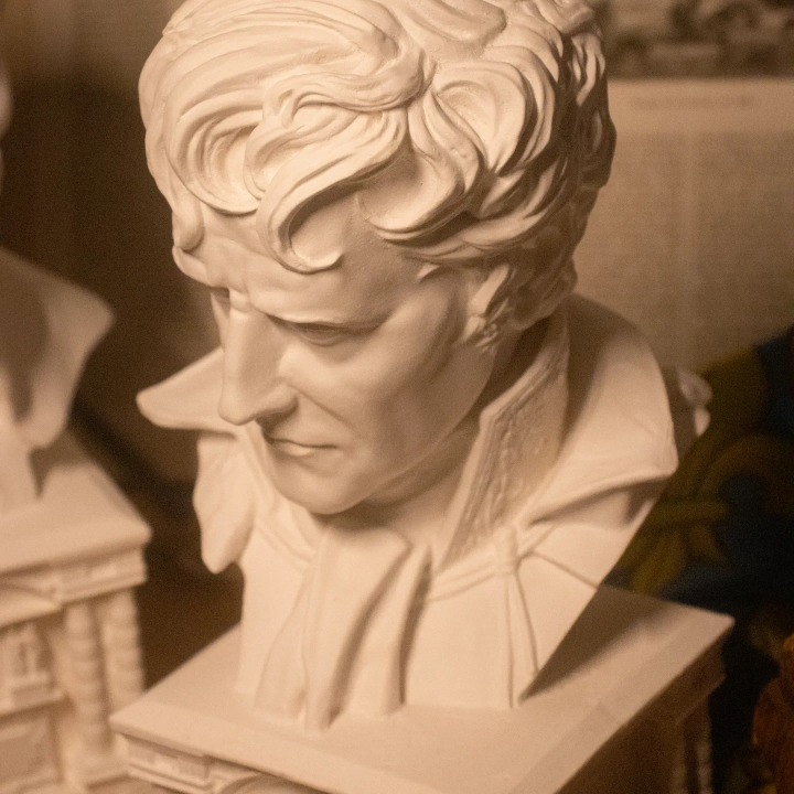 Grand buste Chateaubriand avec socle travaillé – XIXᵉ siècle