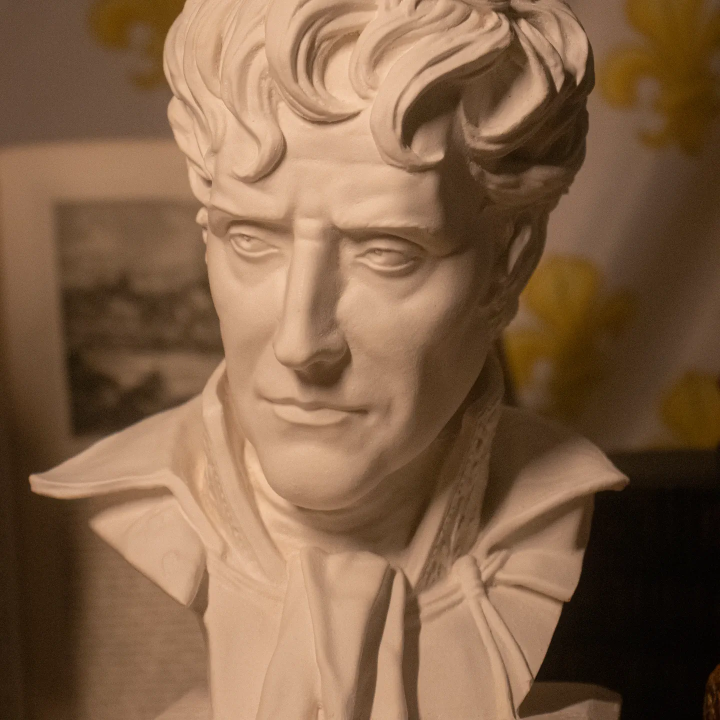 Grand buste Chateaubriand avec socle travaillé – XIXᵉ siècle