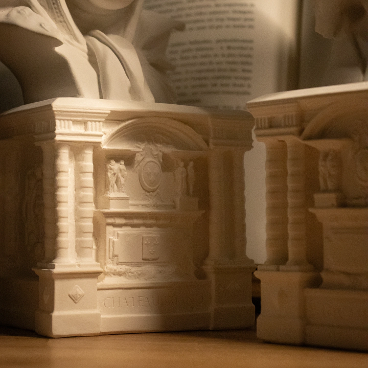 Grand buste Chateaubriand avec socle travaillé – XIXᵉ siècle